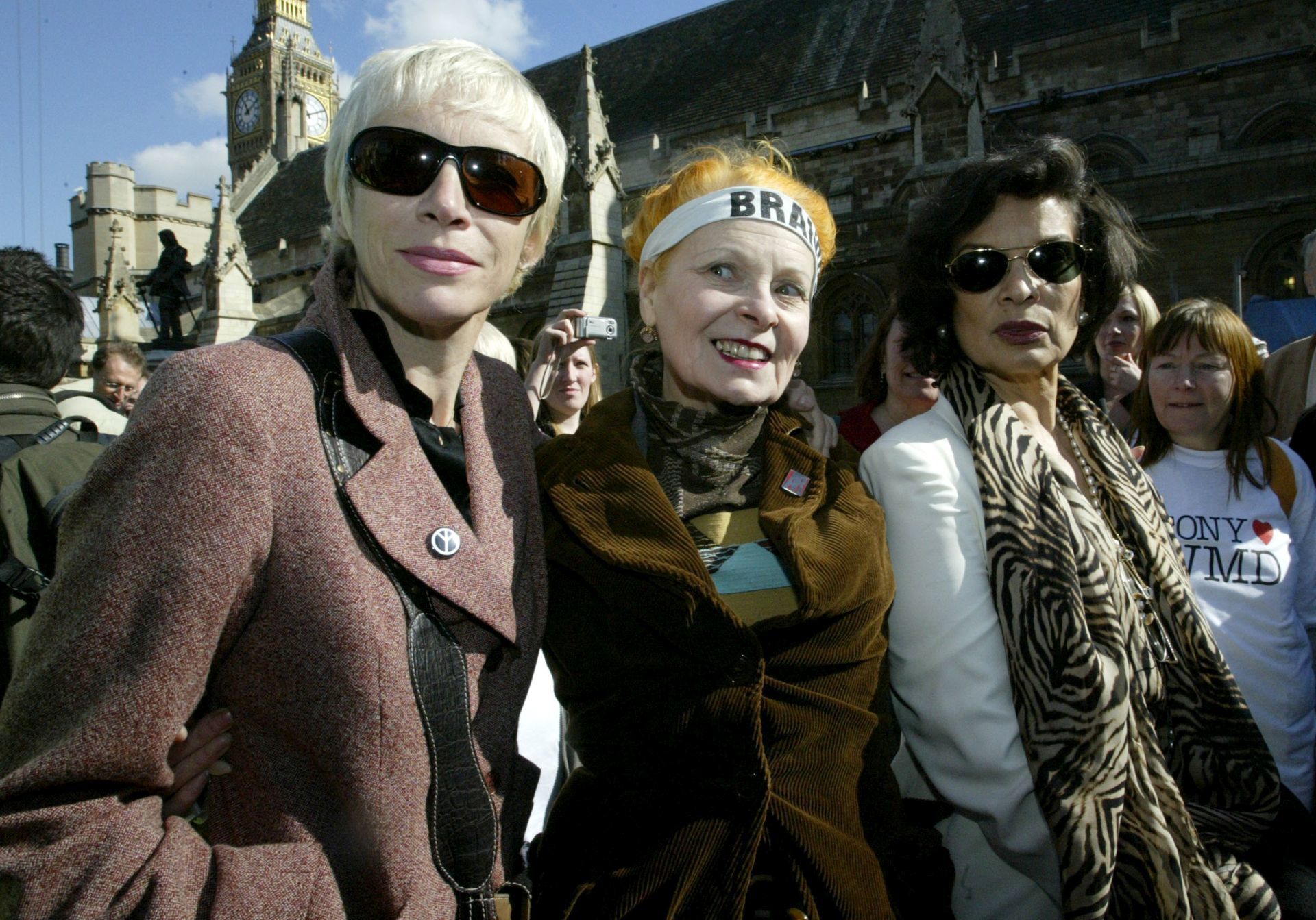 Annie Lennox, Vivienne Westwood és Bianca Jagger egy londoni tüntetésen.