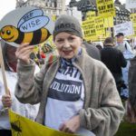 Vivienne Westwood egy méhek megmentéséért zaljó tüntetésen 2013-ban.