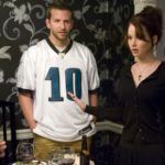 Jennifer Lawrence a Napos oldalban (Silver Linings Playbook) egy rendőr özvegyét alakítja. 21 éves volt a szerep idején, amiért 2012-ben Oscar-díjat is kapott.