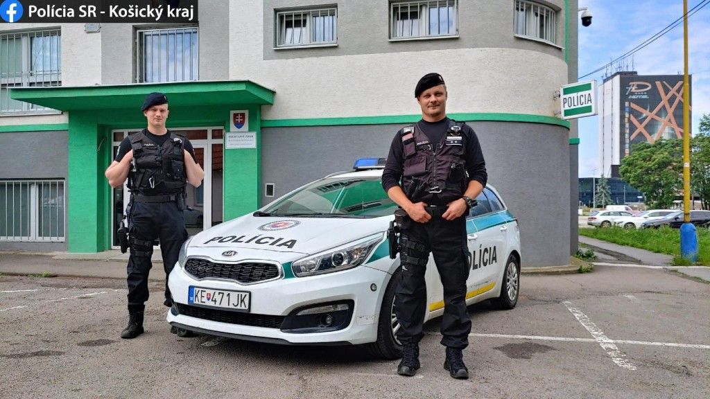 A helyszínt biztosító rendőrök (a szlovák rendőrség Facebook oldalának fotója)