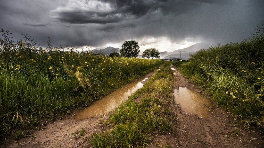 Esőáztatta vidéki út. Képünk illusztráció (fotó: Pixabay)