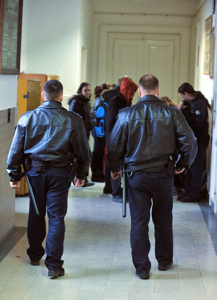 A kormány rendőröket vezényelne az iskolákba