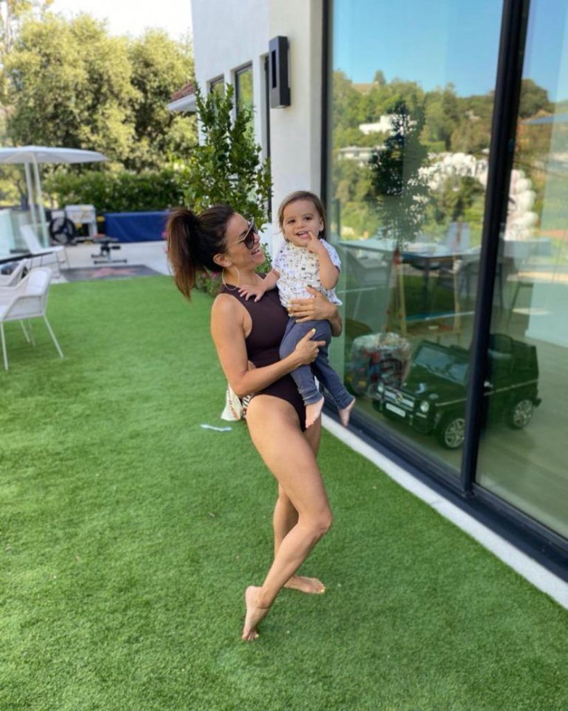 Eva Longoria fürdőruhában játszik a kisfiával 