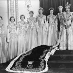 II. Erzsébet királynő pompás ruhát viselt a koronázása napján