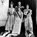 1953. június 2-án, a koronázást követő kötelező fotózáson II. Erzsébet királynő, Fülöp herceg, az anyakirályné és a királynő húga, Margit hercegnő