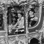 II. Erzsébet királynő és a férje, Fülöp herceg együtt mentek vissza a palotába a koronázás után, a hintó pedig olyan lassan haladt, hogy az egybegyűltek láthassák az új királynőt