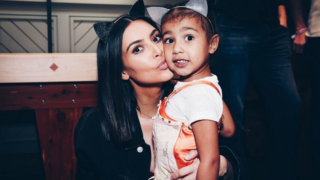 Kim kardashian photoshoppolta kislányát.