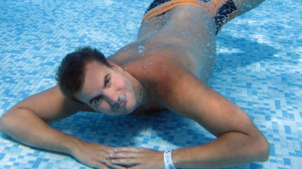 Czene Attila medencében úszik