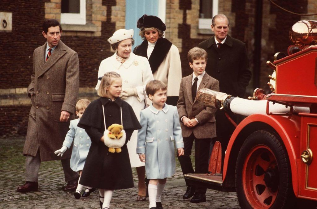 II. Erzsébet az unokái körében