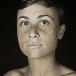 Fiatal nő UV kamerával készült fotója.