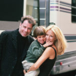 John Travolta és Kelly Preston a Meglesni és megszeretni forgatásán, kisfiukkal Jettel