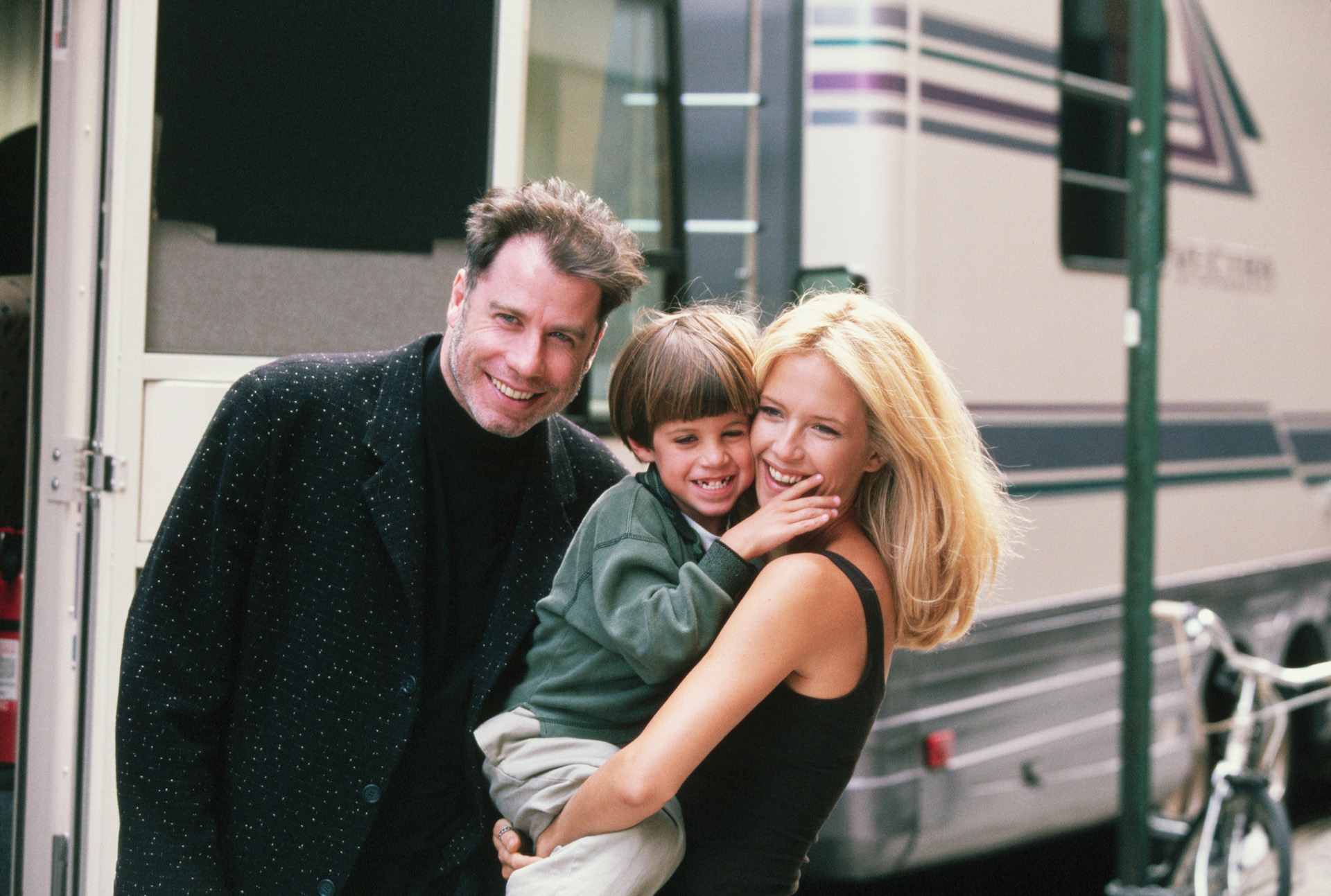 John Travolta és Kelly Preston a Meglesni és megszeretni forgatásán, kisfiukkal Jettel