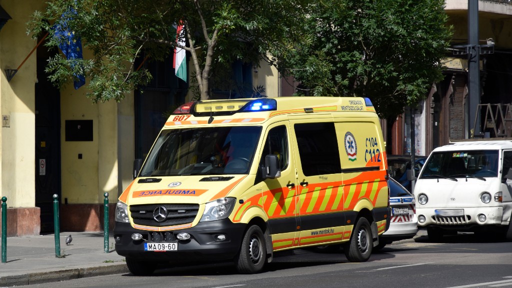 Egy mentőautó a Baross utcában. Képünk illusztráció (fotó: MTVA/Bizományosi: Róka László)