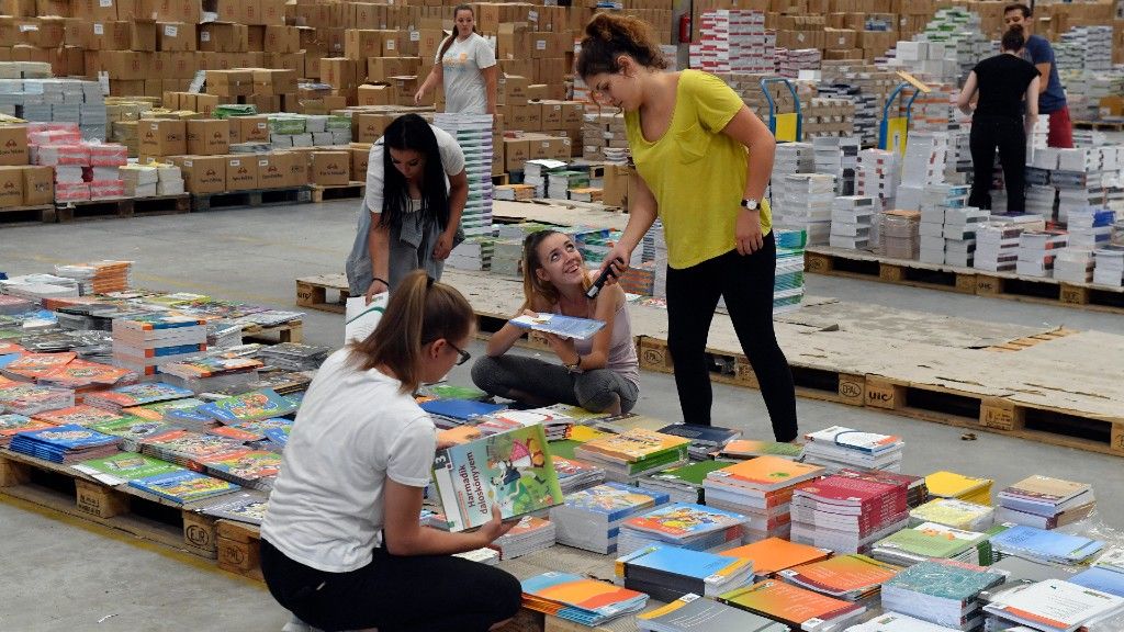 A Könyvellátó Üllői úti raktárában a tankönyveket válogatják (fotó: MTI/Máthé Zoltán)