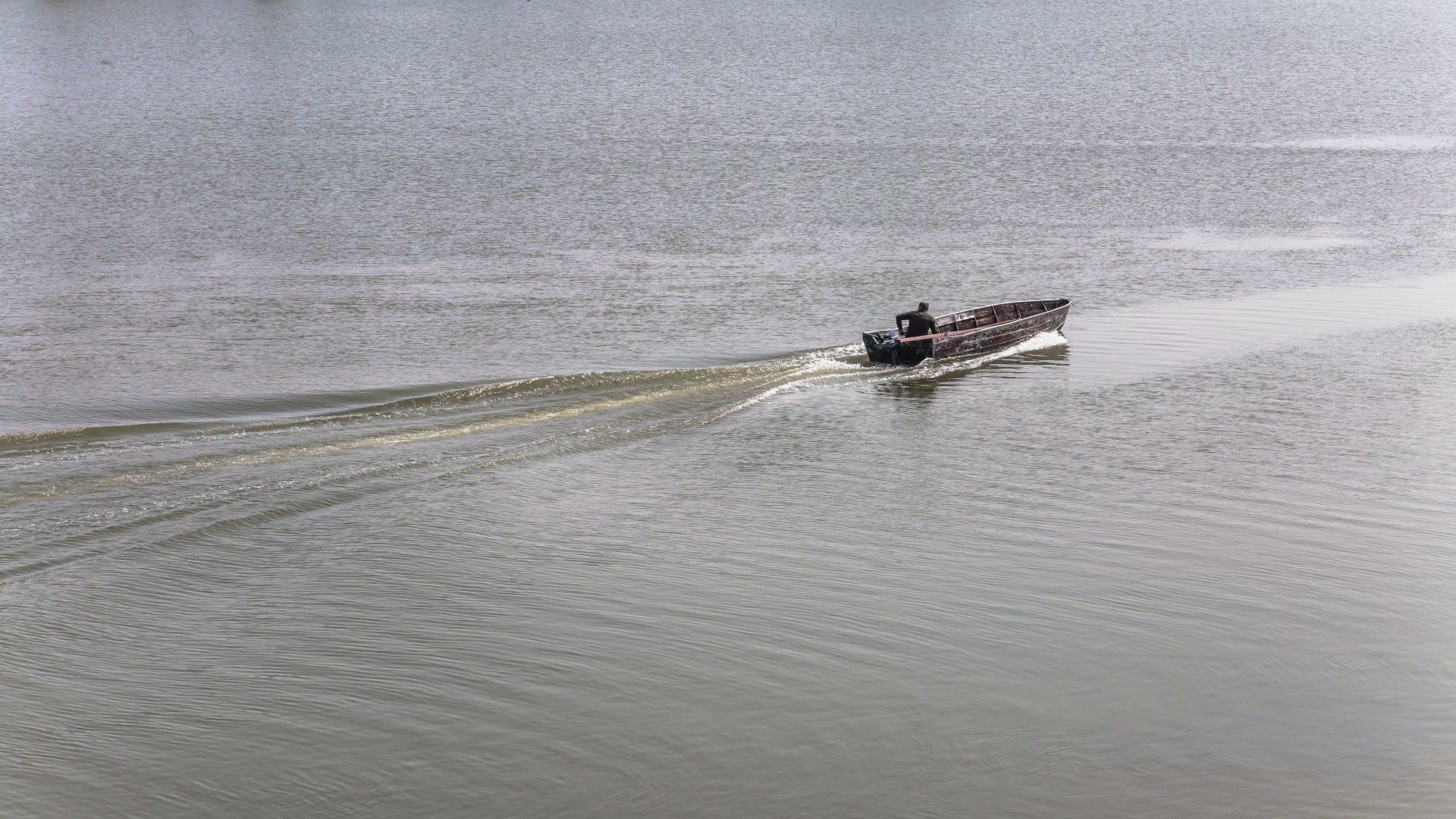 Egy motoros csónak a Dunán Ráckevénél