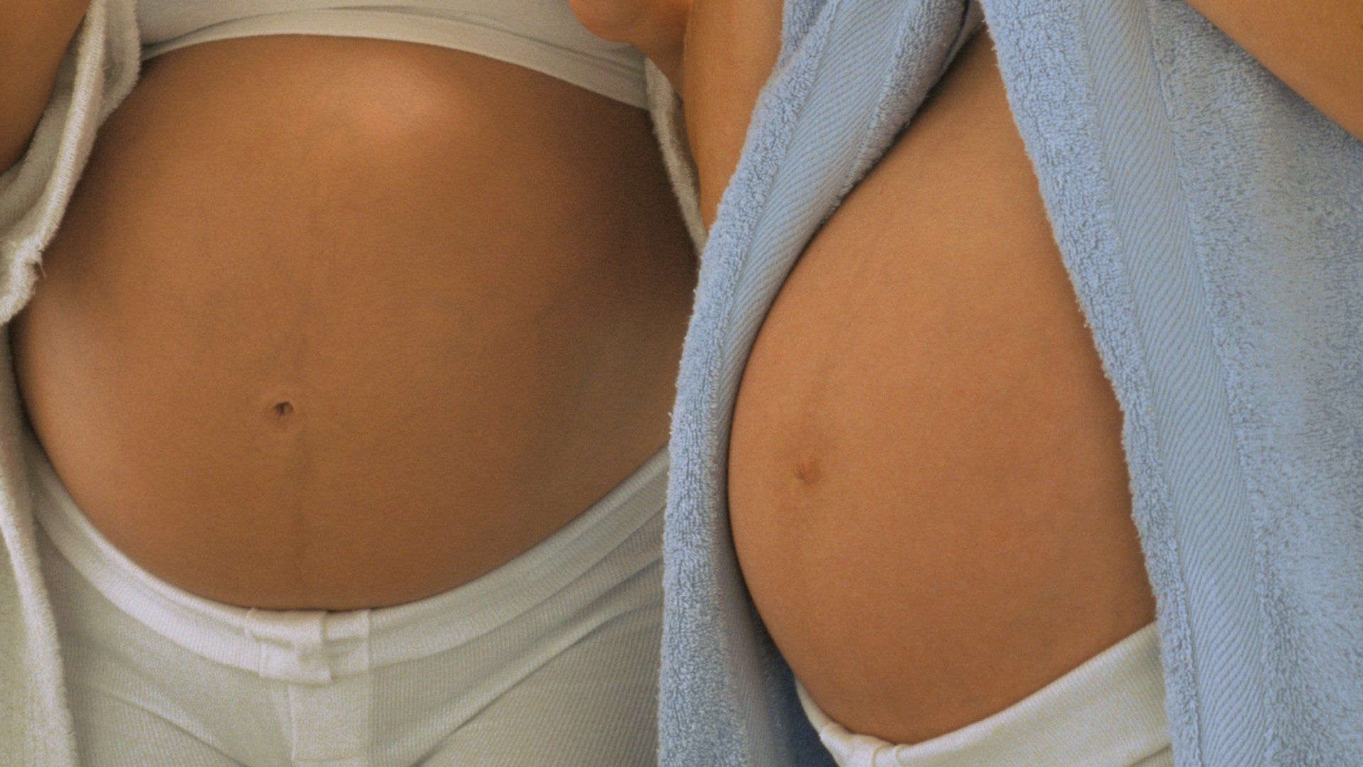 Két terhes nő hasa