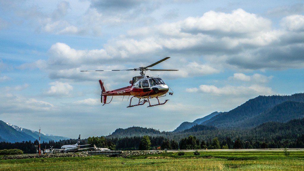 Helikopter a mező felett. Képünk csupán illusztráció (fotó: Pixabay)