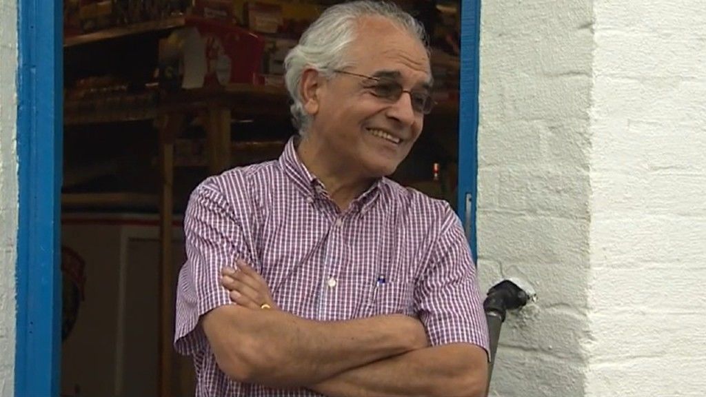 Roy Kharbanda a kisboltja előtt (részlet a BBC róla készült híranyagából)