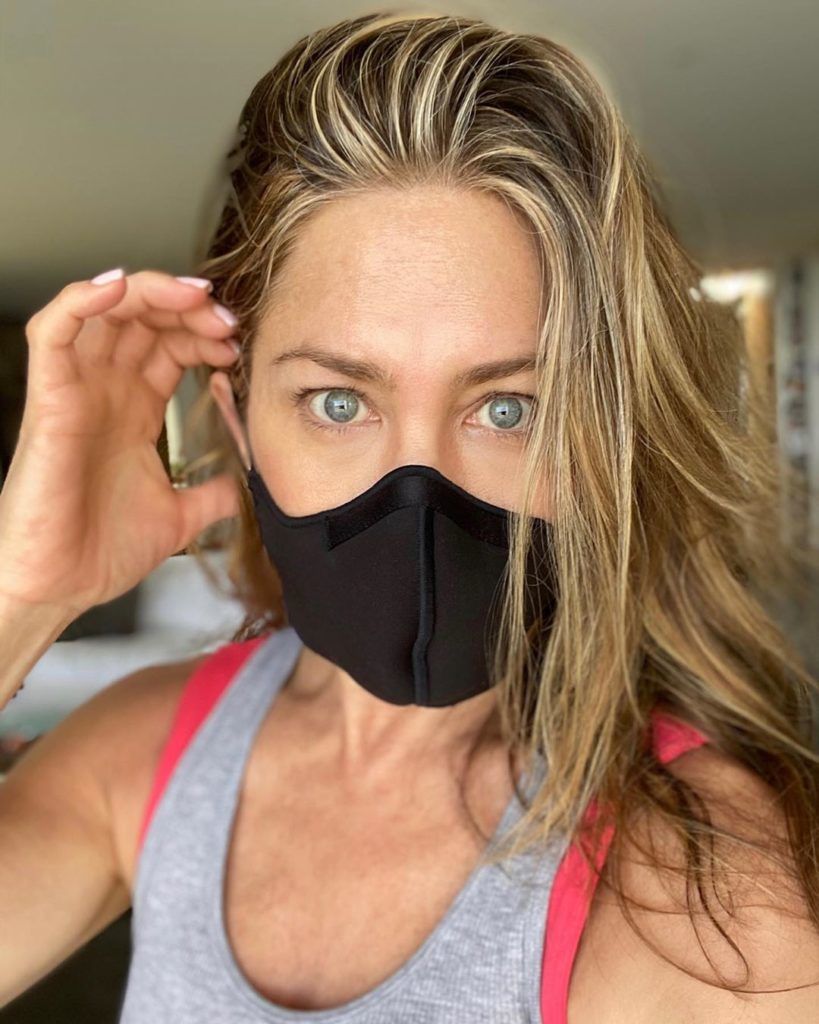 Jennifer Aniston maszkos képeket posztol, hogy felhívja a figyelmet: fontos, hogy most óvatosak legyünk (Fotó: Instagram)