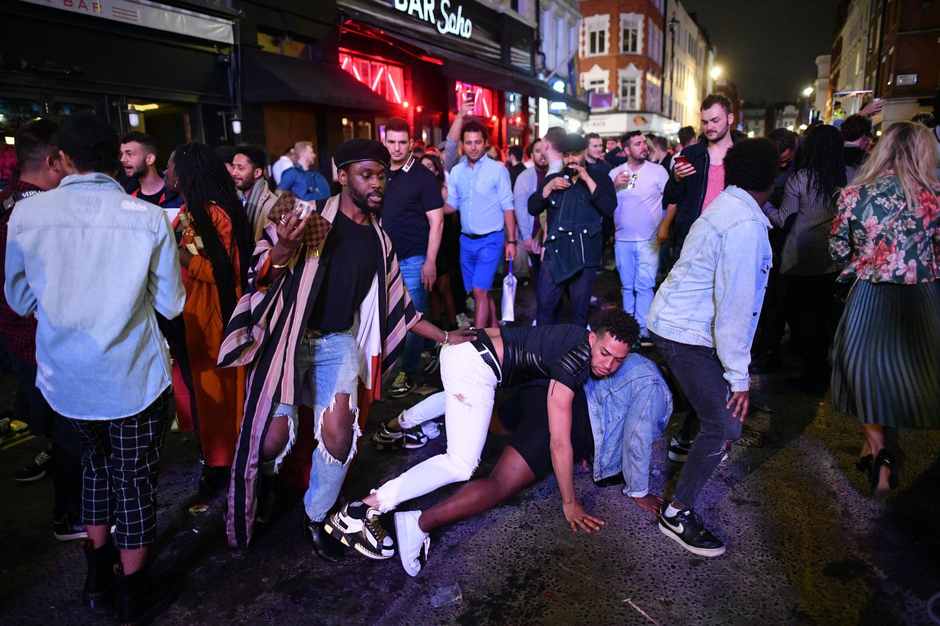 Bulizók a londoni Sohóban a karantén feloldása után