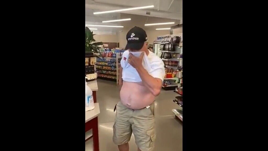 Kitessékeltek a boltból egy amerikai férfit, mert pólóját használta maszknak