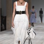 Vastag bőrövvel kombinált fehér ruha - Alexander McQueen