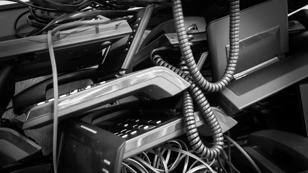 Kidobott vonalas telefonok egymás hegyén-hátán (fotó: Pixabay)