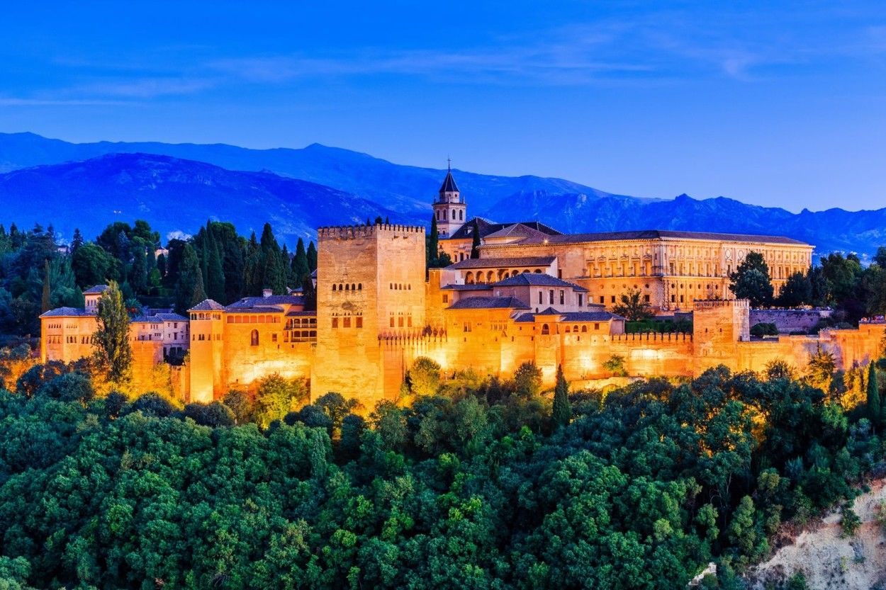Este, kivilágítva torokszorítóan szép látvány az Alhambra. (Fotó: Profimedia)