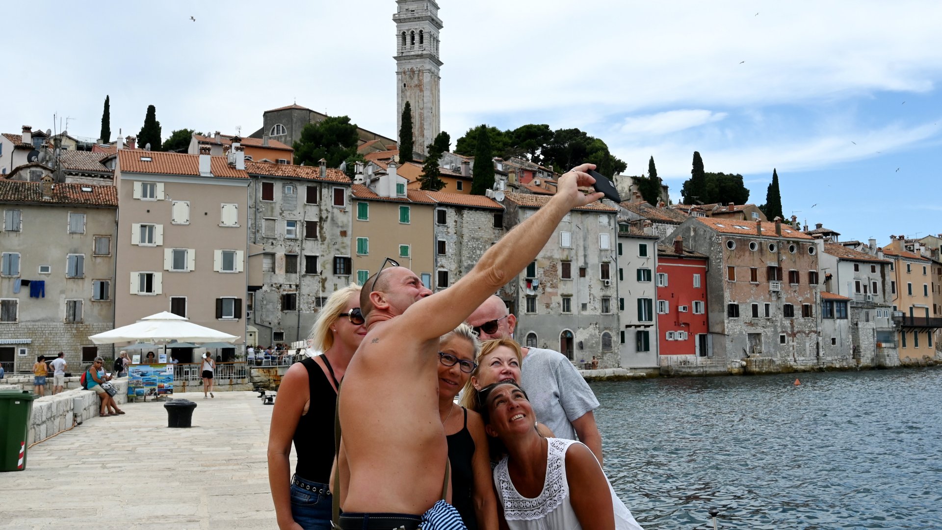 Turisták a horvátországi Rovinjban