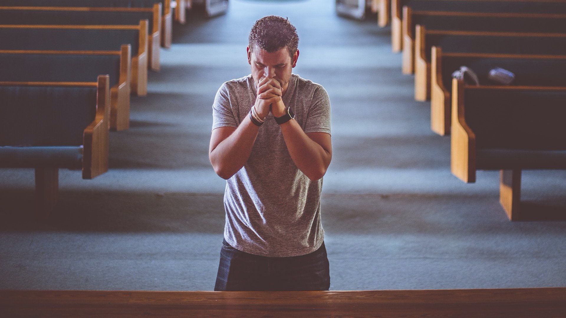 Imádkozó férfi egy templomban