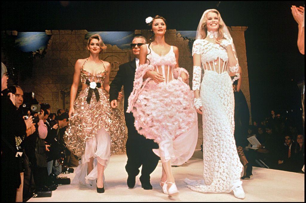 Cindy Crawford, Karl Lagerfeld, Helena Christensen és Claudia Schiffer a kifutón, 1993-ban