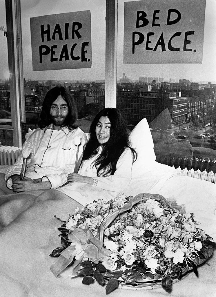 John Lennon és Yoko Ono az ágyban