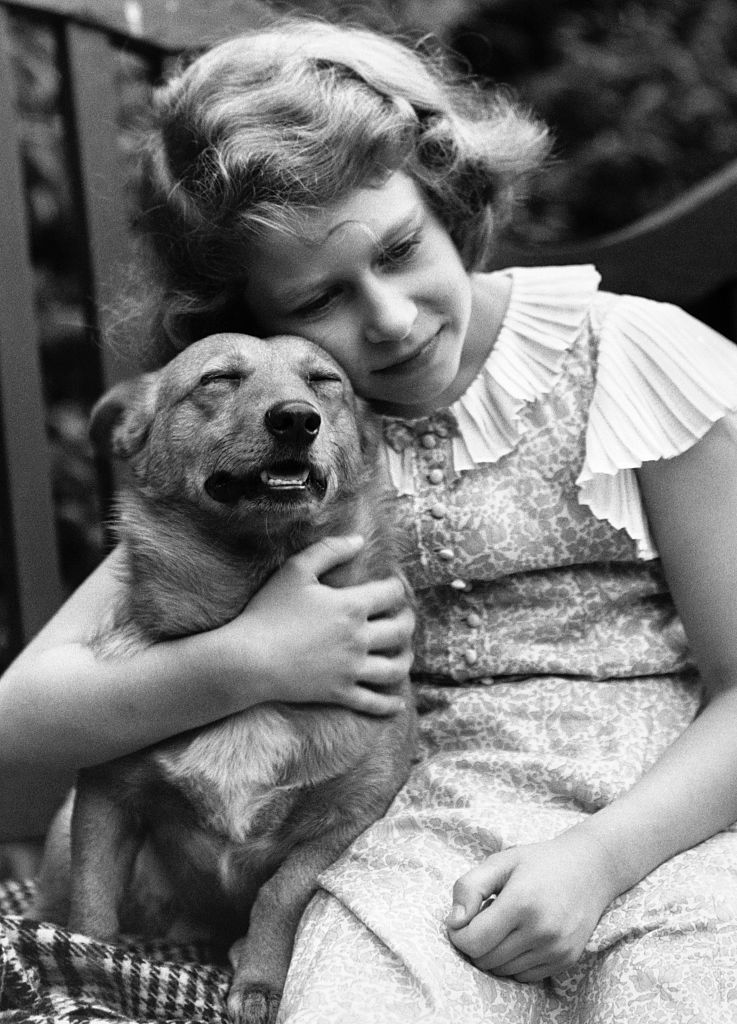 A 10 éves Erzsébet a család egyik kutyájával