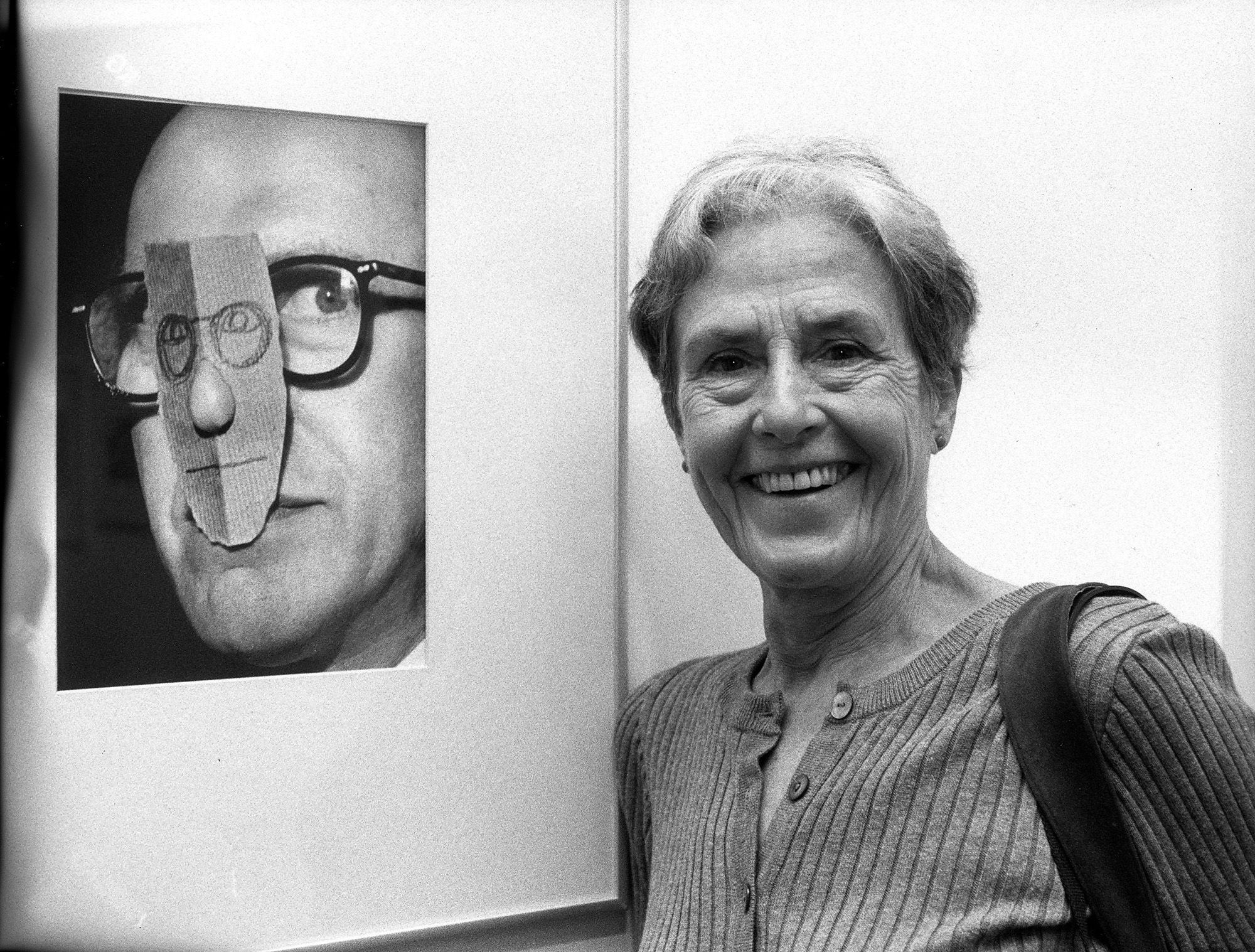 Inge Morath, mögötte Saul Steinberg portréja (fotó: Will/ullstein bild via Getty Images)