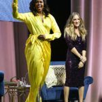 Michelle Obama ragyogó, sárga ruhát viselt, mikor Sarah Jessica Parkerrel beszélgetett egy rendezvényen az akkoriban megjelent könyvéről, 2018-ban.