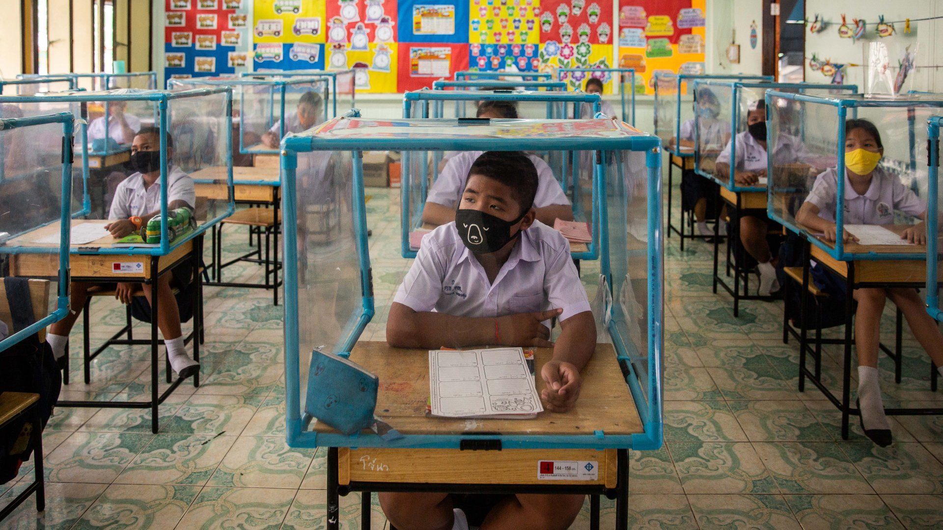 Bizarr műanyag ketrecekben ülnek a diákok az újranyitott thaiföldi iskolákban
