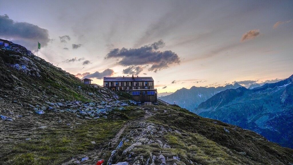 Helikopterrel hoztak le egy részeg turistát az Alpokról