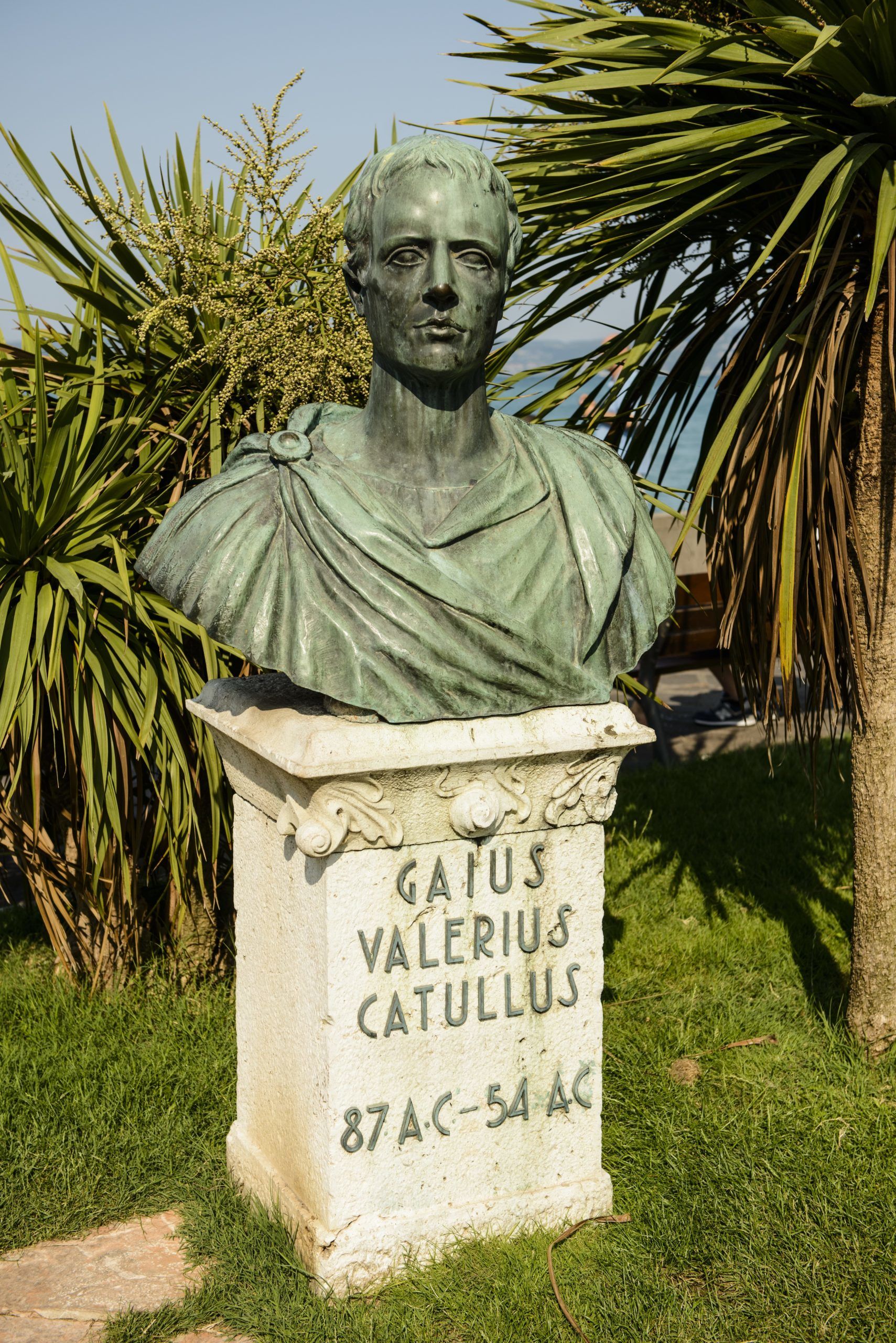 Catullus mellszobra Sirmionéban (fotó: Wikipedia)