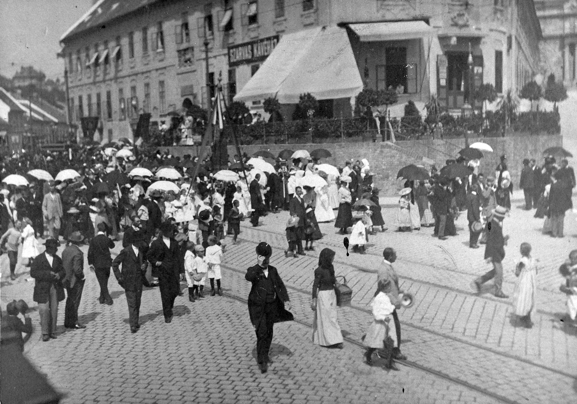 Korzózó emberek 1912-ben Budapesten, a Tabánon.