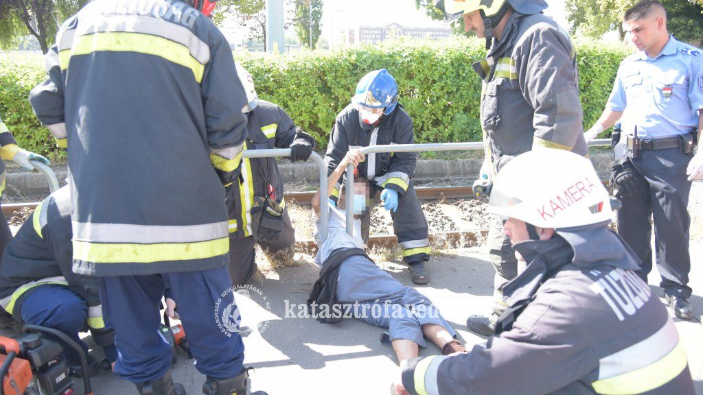 Korlát közé szorult férfit mentettek a tűzoltók a Boráros téren