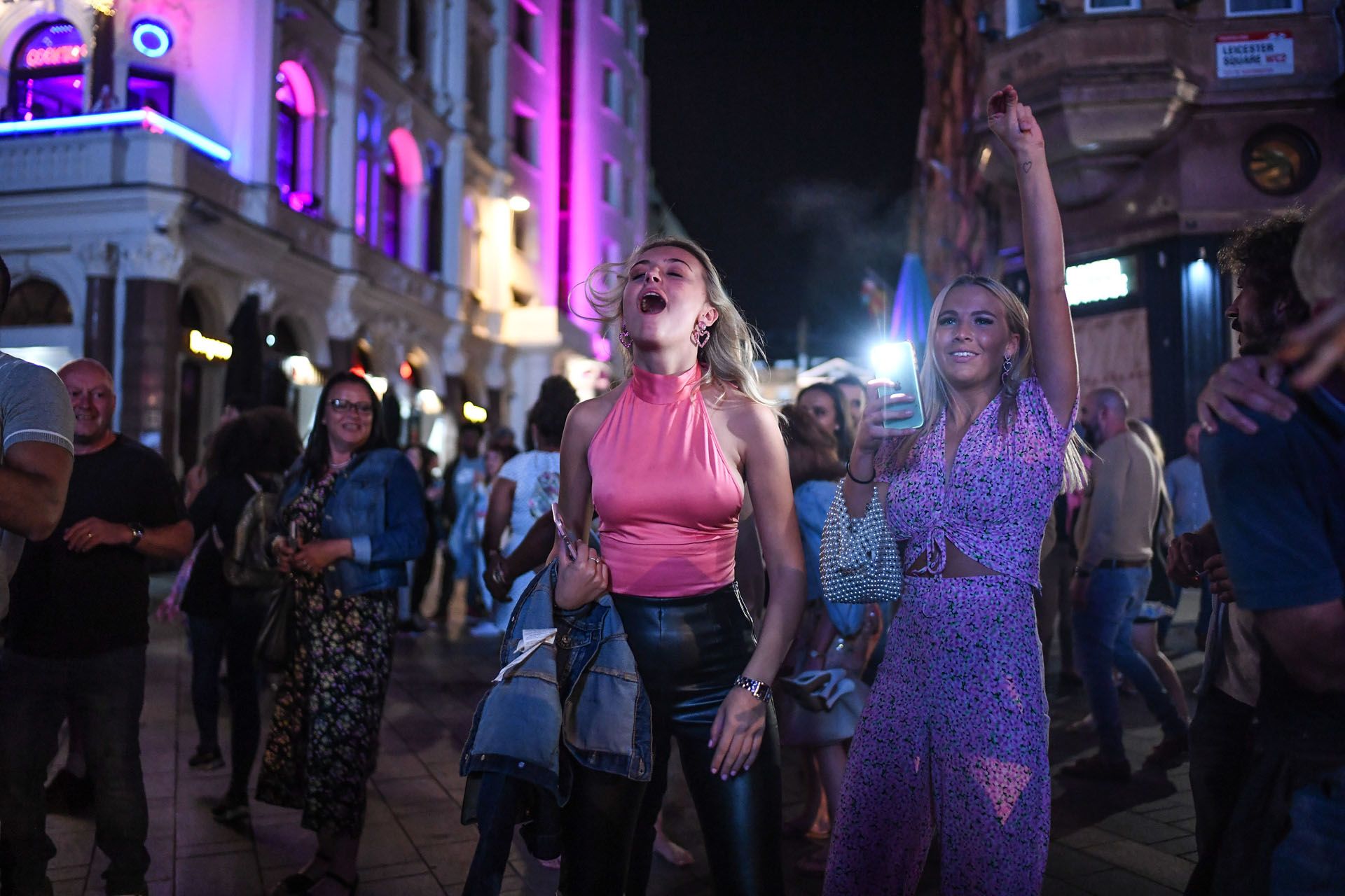 Táncoló tömeg a Leicester Square-en Londonban, egy nappal a korlátozó intézkedések bevezetése előtt (Fotó: Peter Summers/Getty Images)