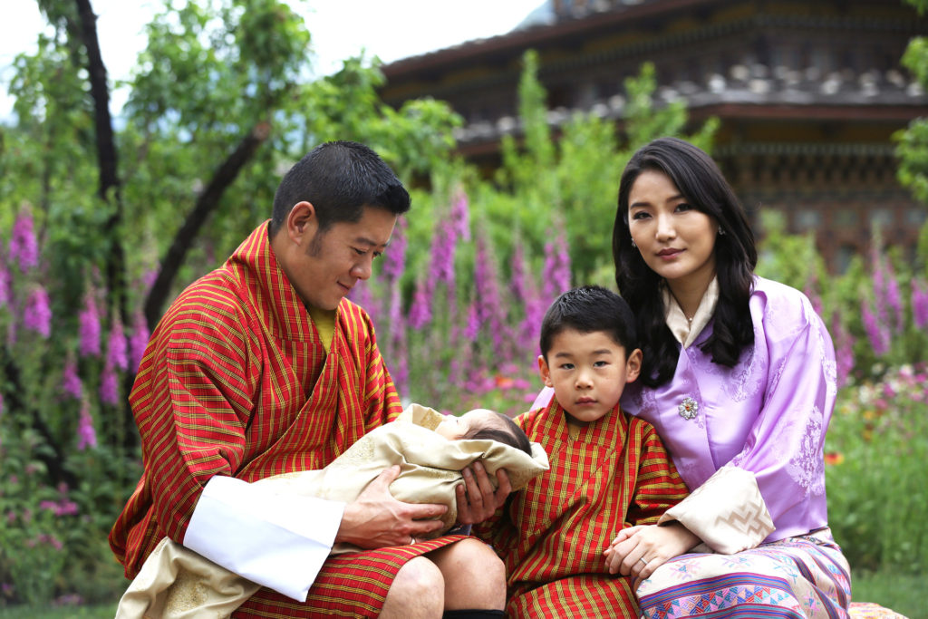 Szerelemből áttért az egynejűségre a bhutáni király