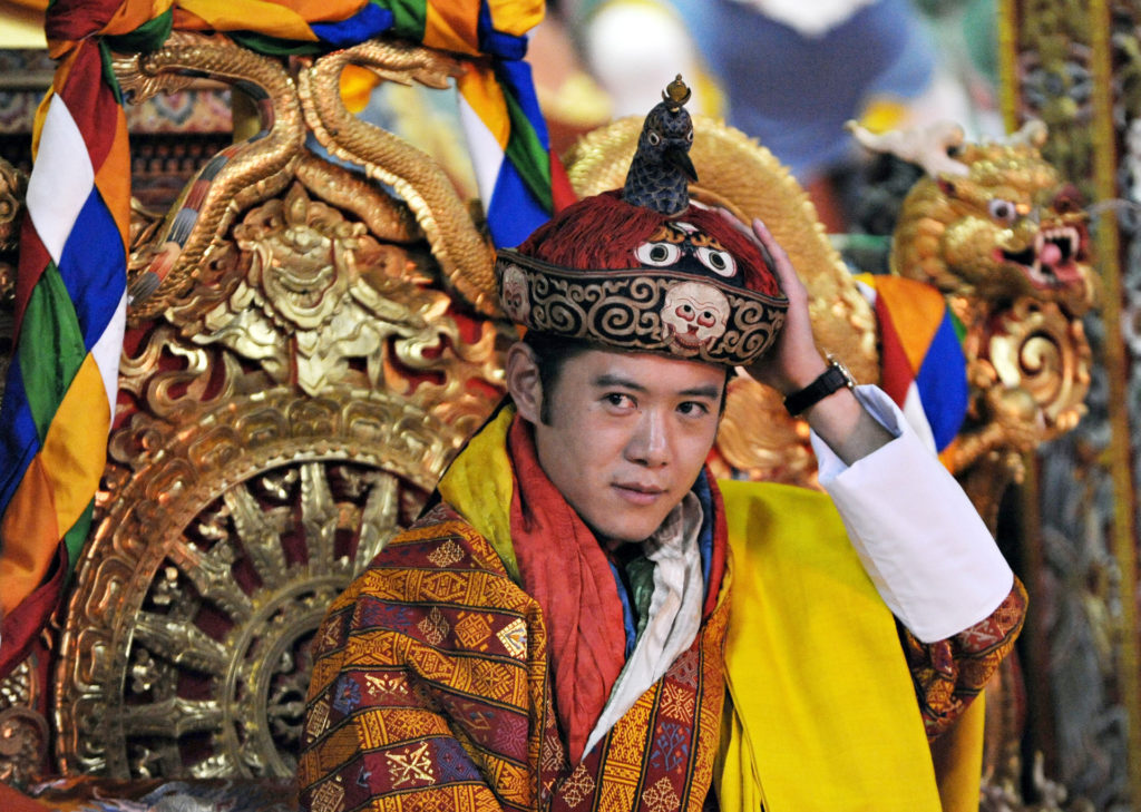 Szerelemből áttért az egynejűségre a bhutáni király