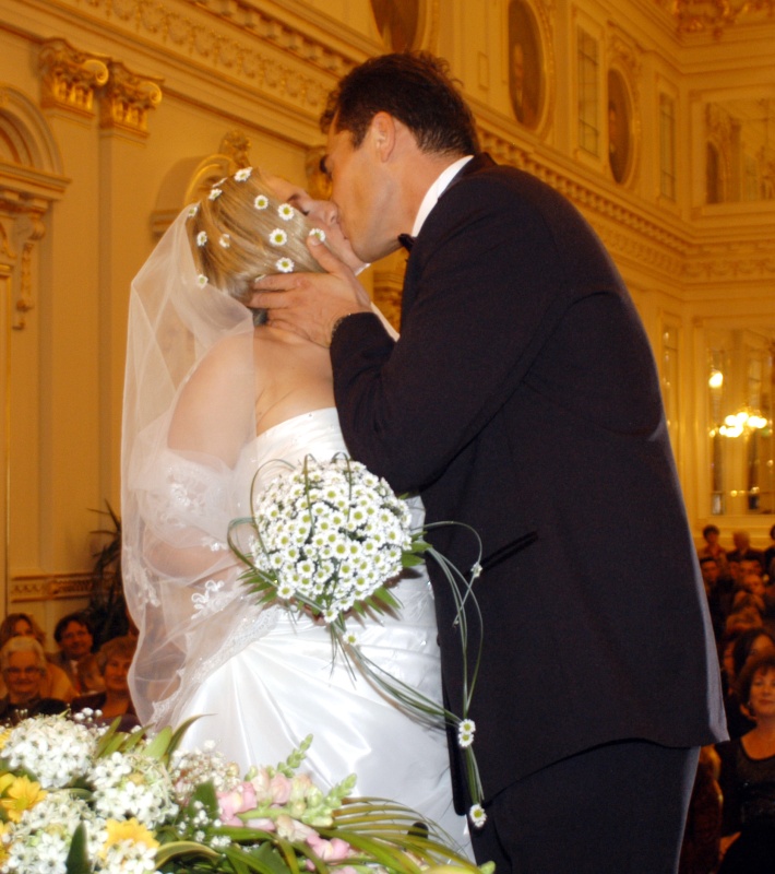 Marsi Anikó és Palik László csókja az esküvőn