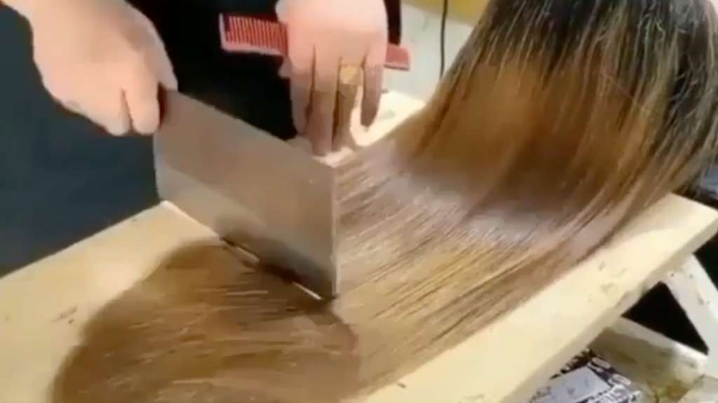 Húsbárddal vágnak hajat a fodrászatban