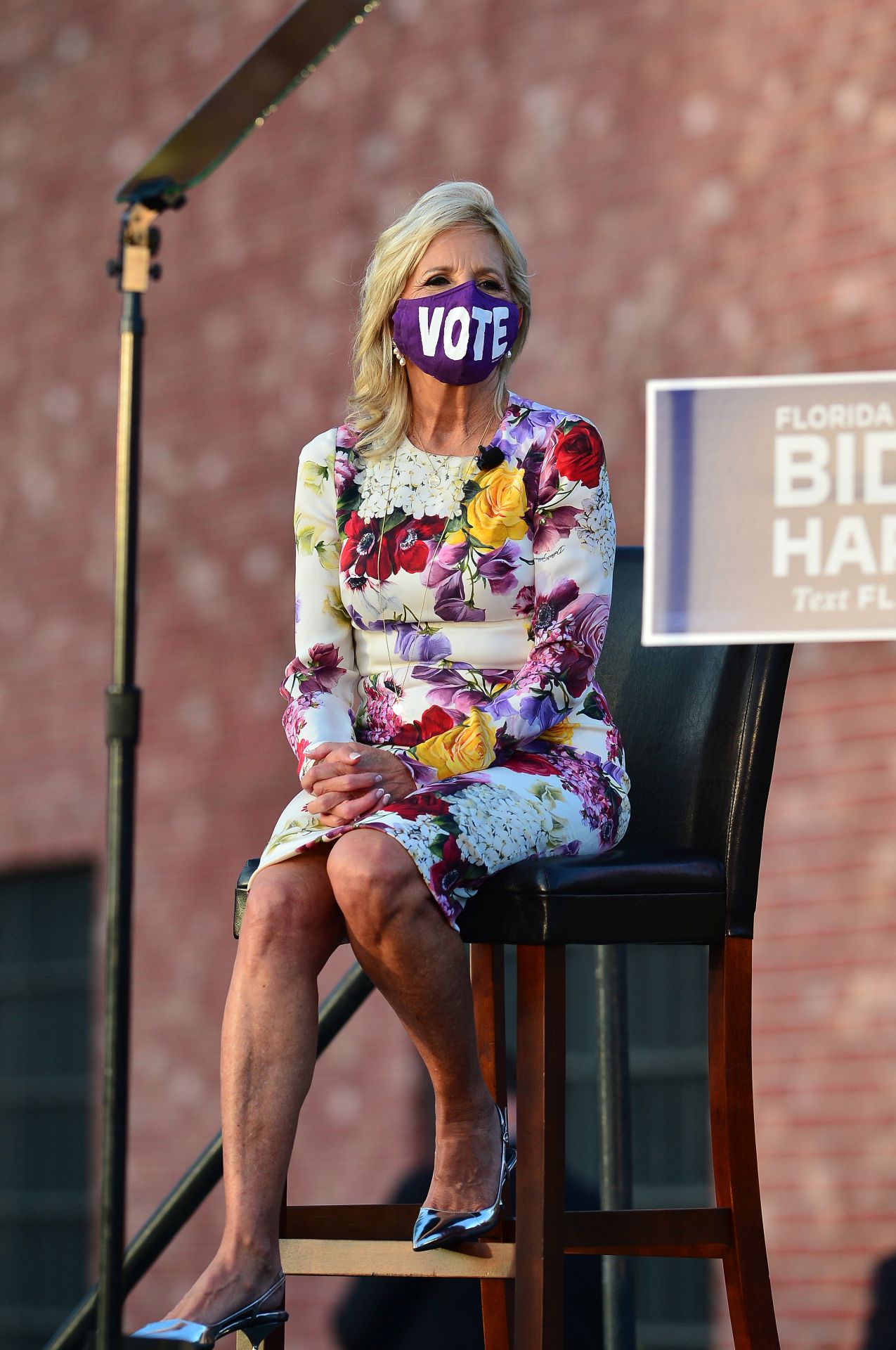 Jill Biden ezüst színű cipőben