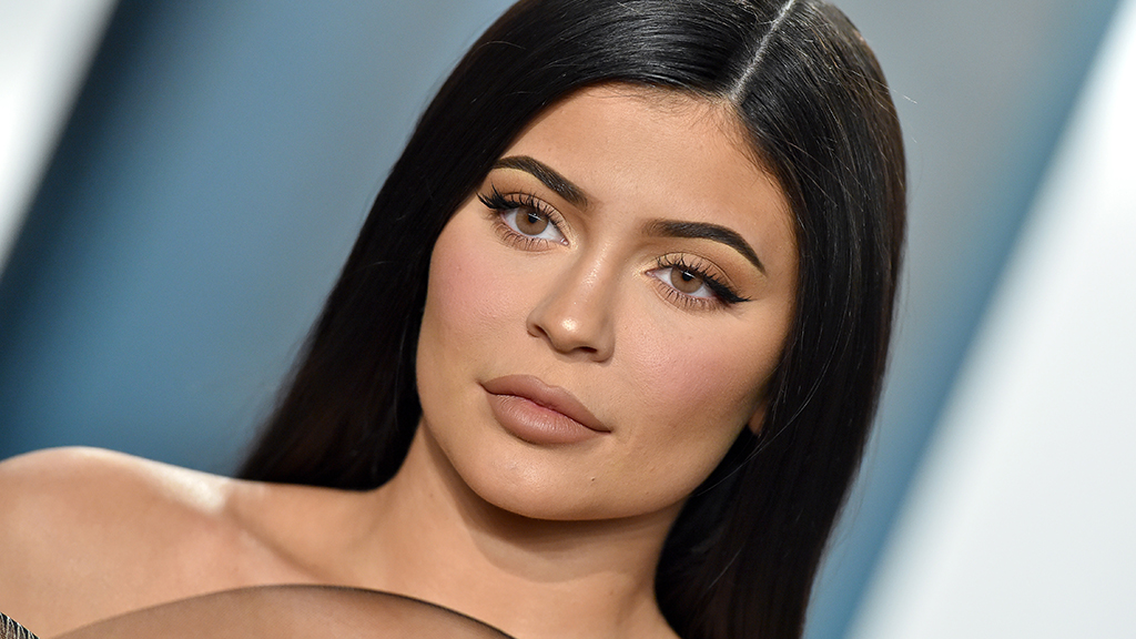 Kylie Jenner lánya többmilliós iskolatáskát kapott, pedig még nem is iskolás