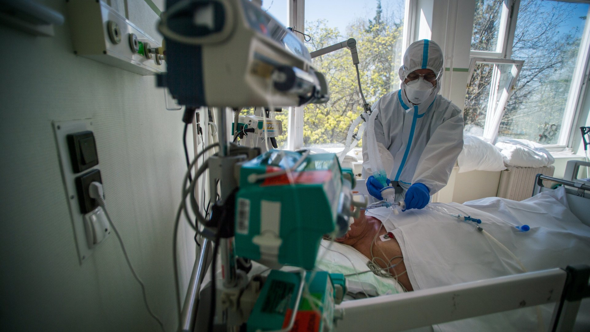 Koronavírusos beteget ápolnak egy kórházban