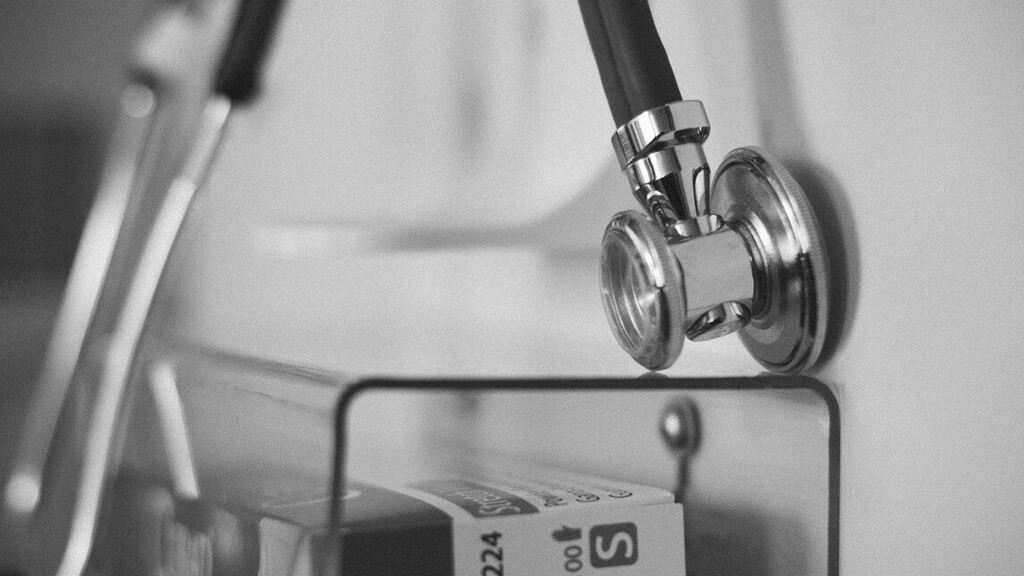 Meghalt egy fiatal orvos, aki részt vett a koronavírus elleni vakcina tesztelésében