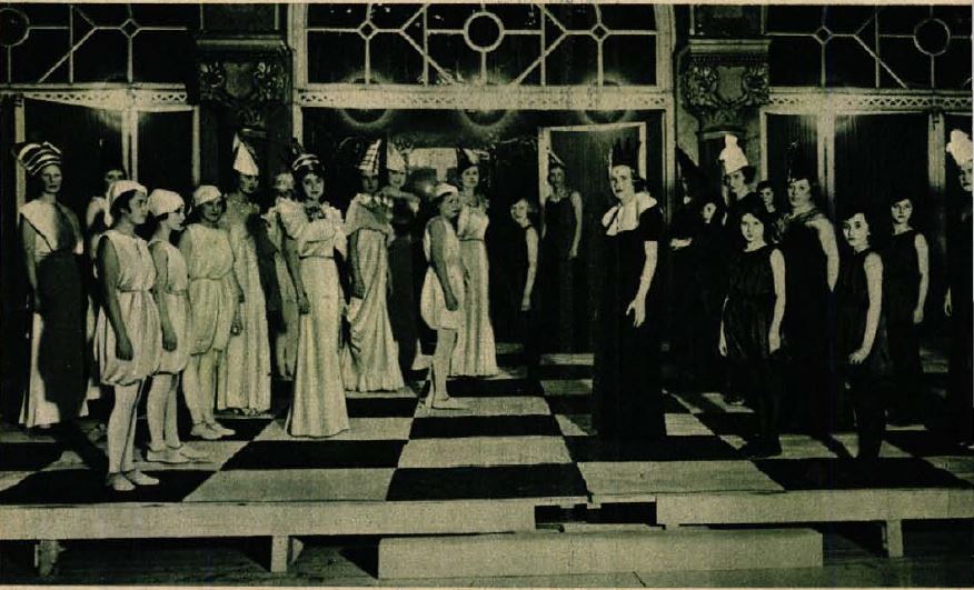 Élő sakkjáték a Vigadóban, a fehér király szerepében: Darkó Magda (fotó: Színházi Élet)